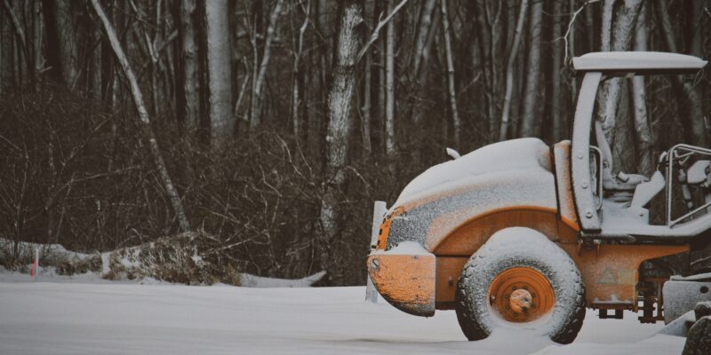 Gelbes Fahrzeug im Winter