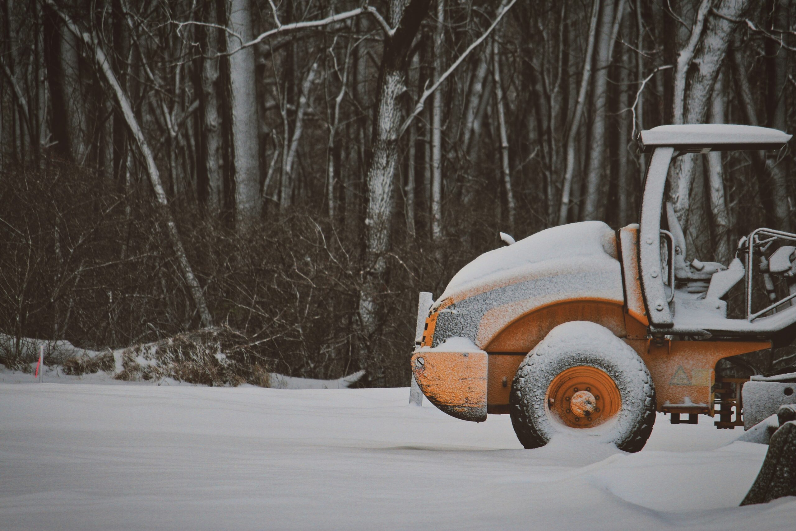 Gelbes Fahrzeug im Winter